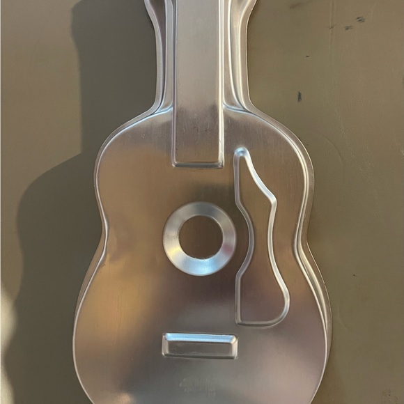 Wilton Guitar shaped cake pans - Picture 6 of 7